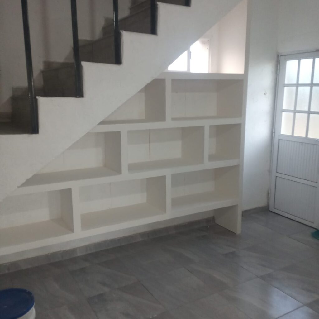 bajoescalera1
